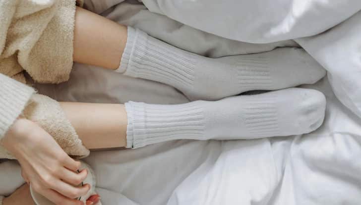 Femme enveloppée dans une couverture