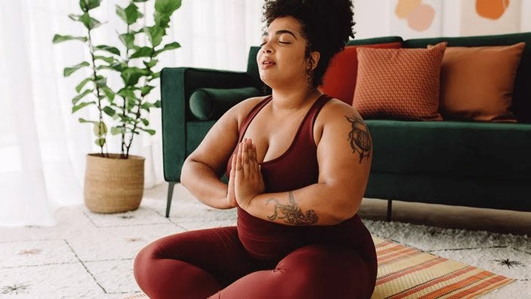 Groupe de femmes de différentes morphologies souriantes