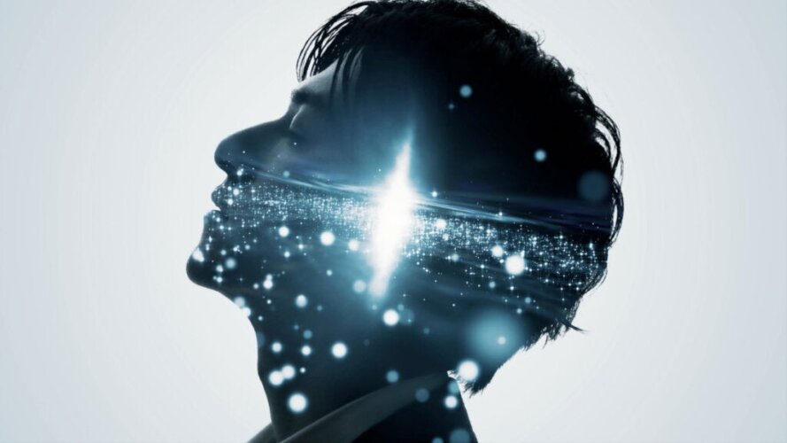 Homme âgé souriant, illustrant la vitalité