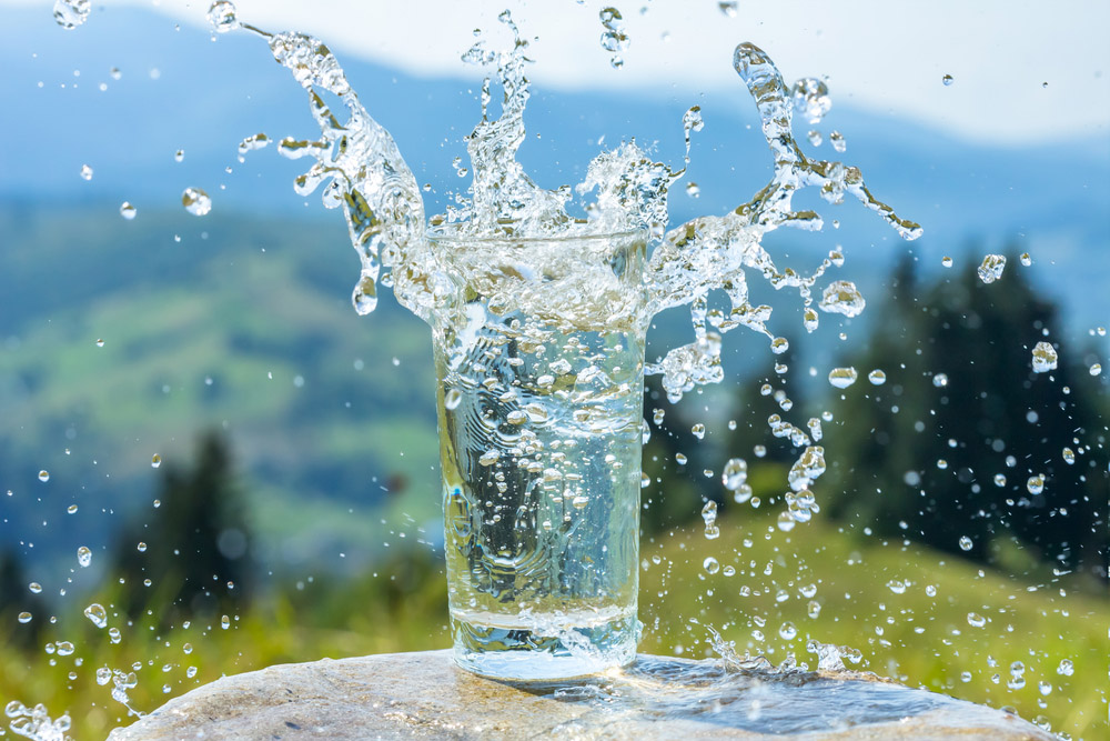 Personne buvant de l'eau