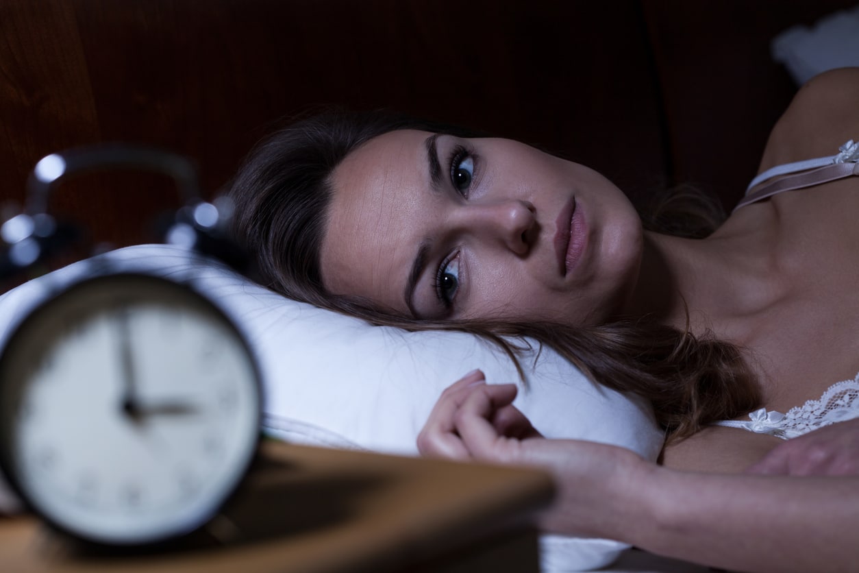 Femme se réveillant la nuit