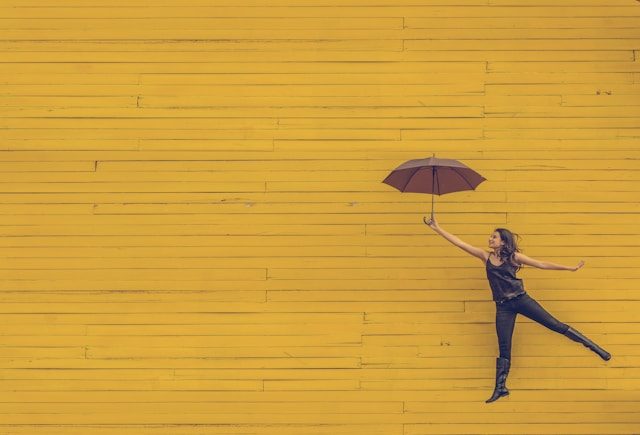 Banc vide avec parapluie disparu