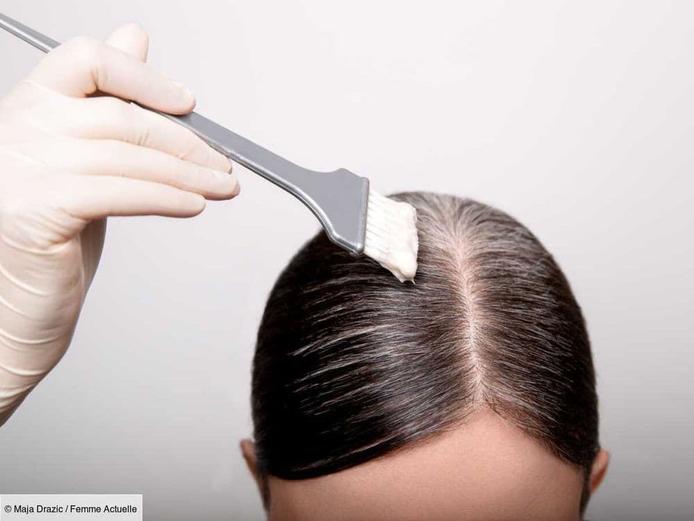 Femme aux cheveux brillants après soin au café