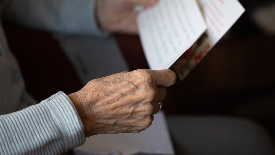 Écriture manuscrite sur une lettre jaunie
