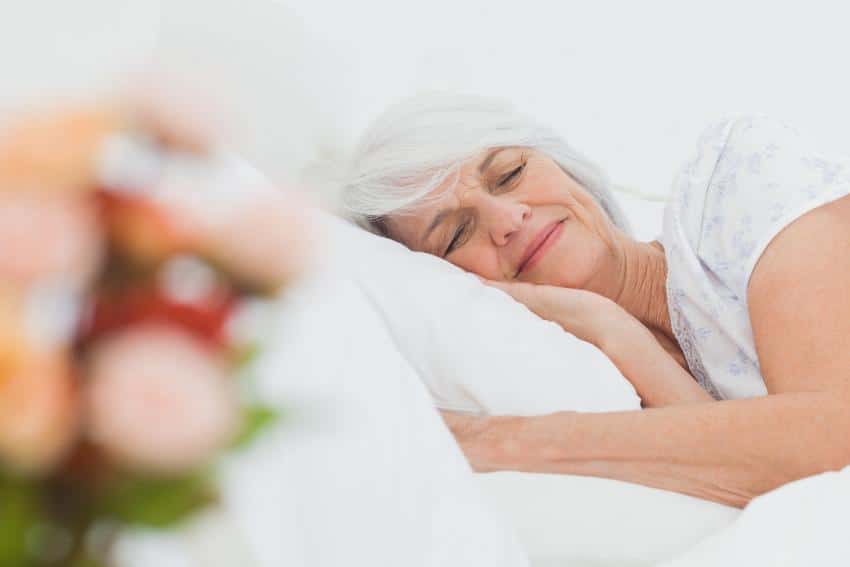 Femme dormant paisiblement seule dans un lit