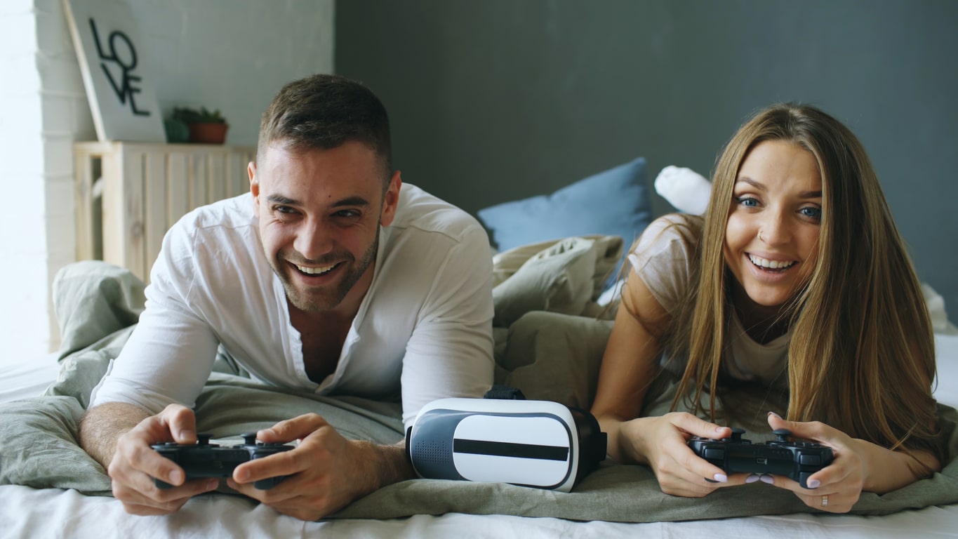 Couple jouant ensemble dans une ambiance détendue