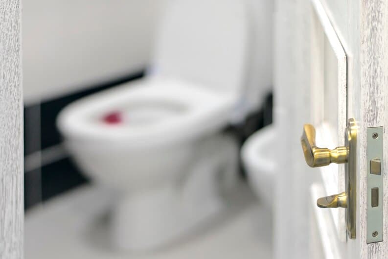 Porte de salle de bain entrouverte