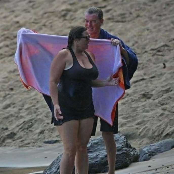 Pierce Brosnan et son épouse partageant un moment complice