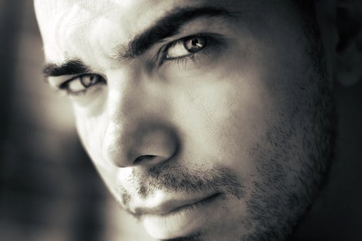 Homme fixant intensément