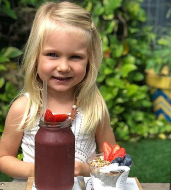 Enfant en pleine forme jouant dehors