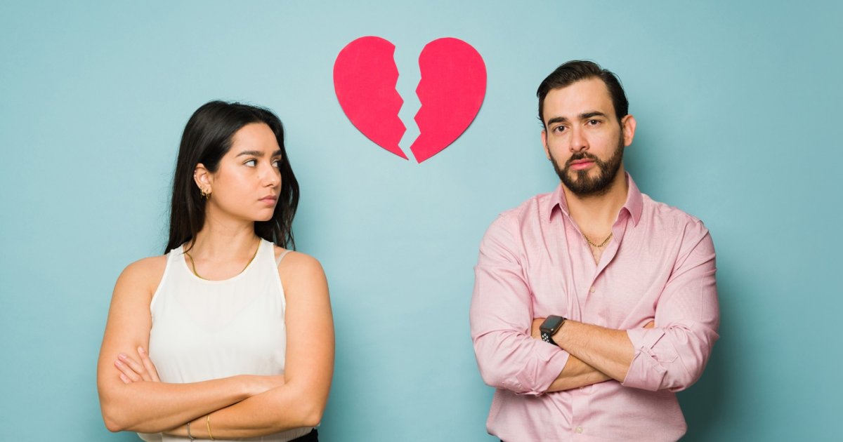 Femme regardant au loin avec expression triste