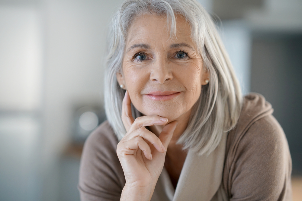 Femme de 60 ans souriante, soins visage