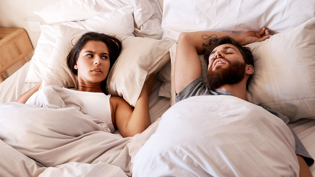 Couple dormant enlacé