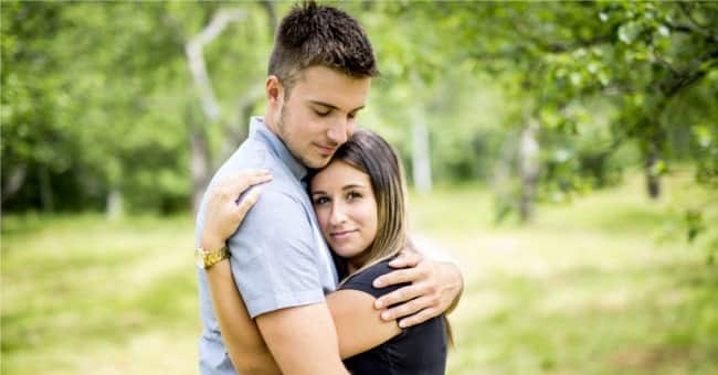 Couple avec un homme grand et une femme petite