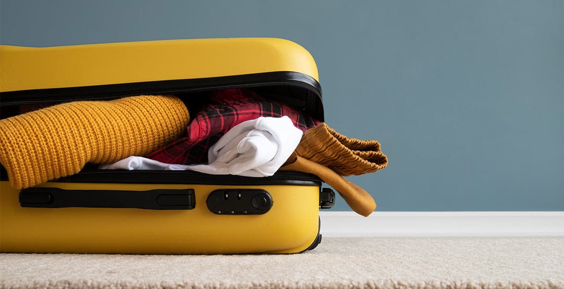 Valise ouverte avec affaires personnelles