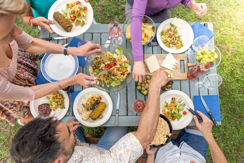 Table familiale avec plats maison et convives