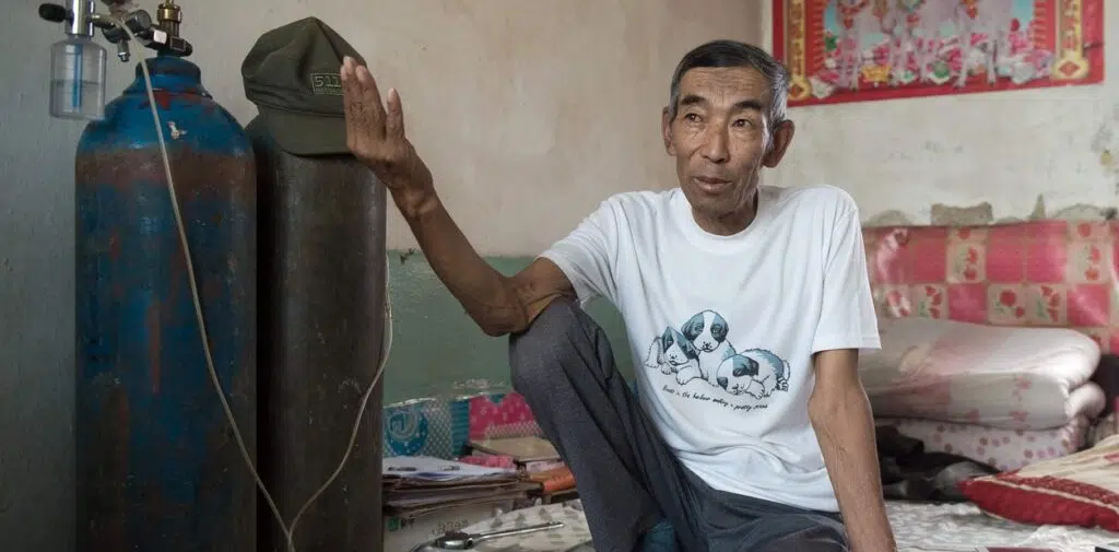 Wang Enlin étudiant des documents juridiques