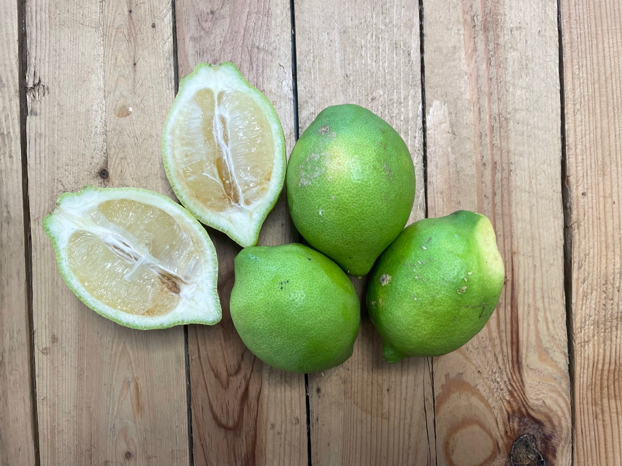 Citrons frais sur une planche en bois