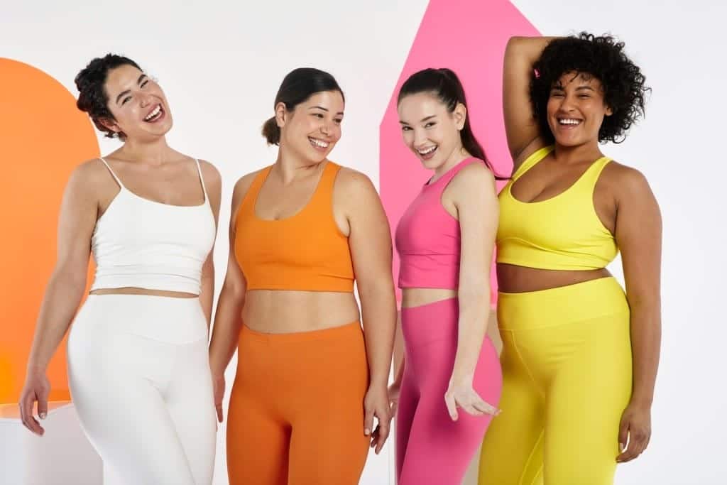 Femmes de différentes morphologies posant en studio